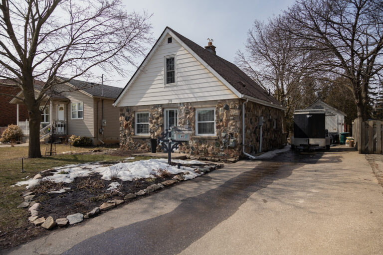 Very beautiful and rare fieldstone house in the city!