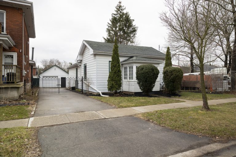 Great starter, downsizer or investment bungalow near all amenities.