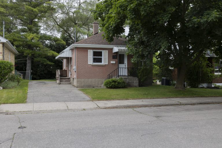 This lovingly renovated 2+1 bedroom, 1 bathroom home is ready for it’s next tenant.