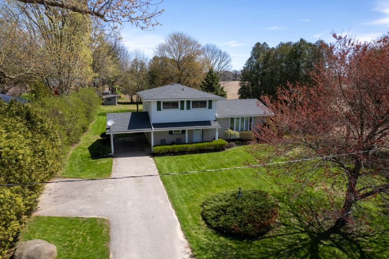 Immaculate move-in-ready side split in the countryside just west of Brantford and southeast of Paris, with no neighbours on two sides.