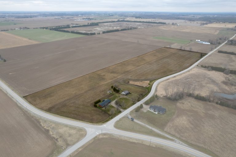 Picturesque 25-acre hobby farm just south of Burford.